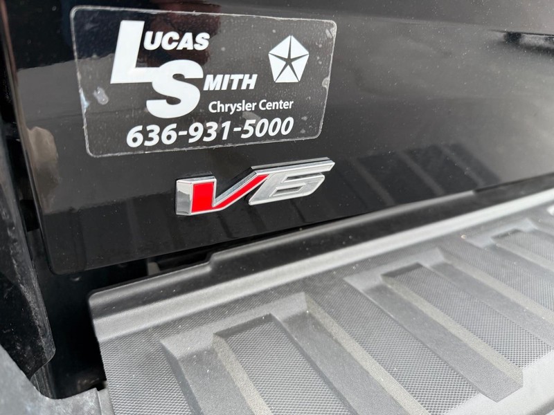 GMC Canyon Vehicle Full-screen Gallery Image 7