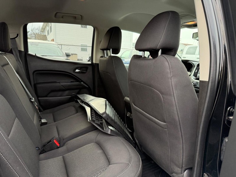 GMC Canyon Vehicle Full-screen Gallery Image 10