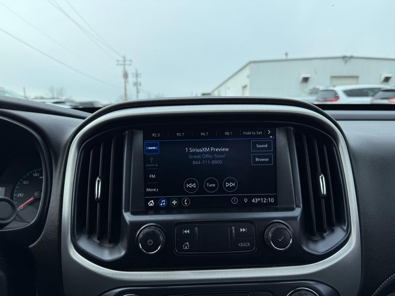 GMC Canyon Vehicle Full-screen Gallery Image 13