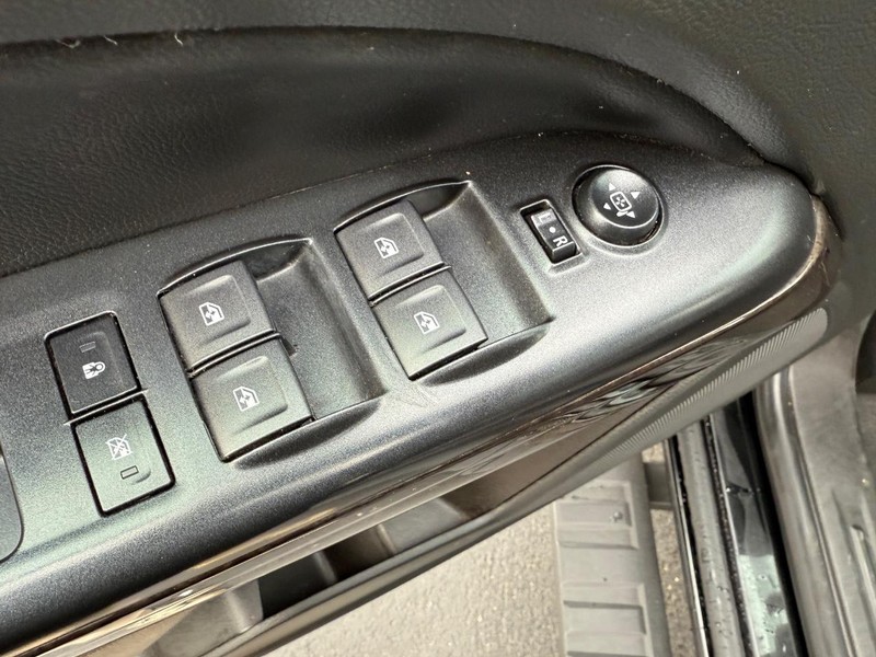 GMC Canyon Vehicle Full-screen Gallery Image 15