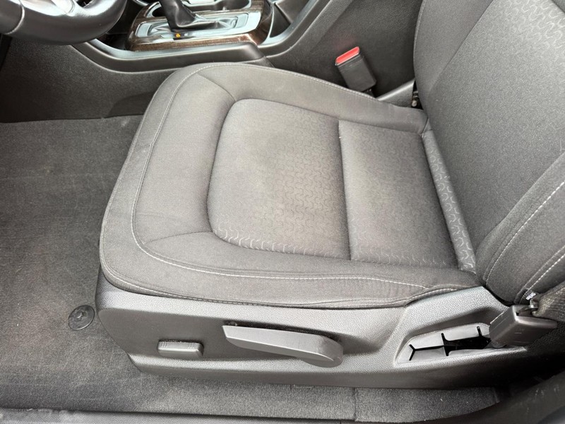 GMC Canyon Vehicle Full-screen Gallery Image 16