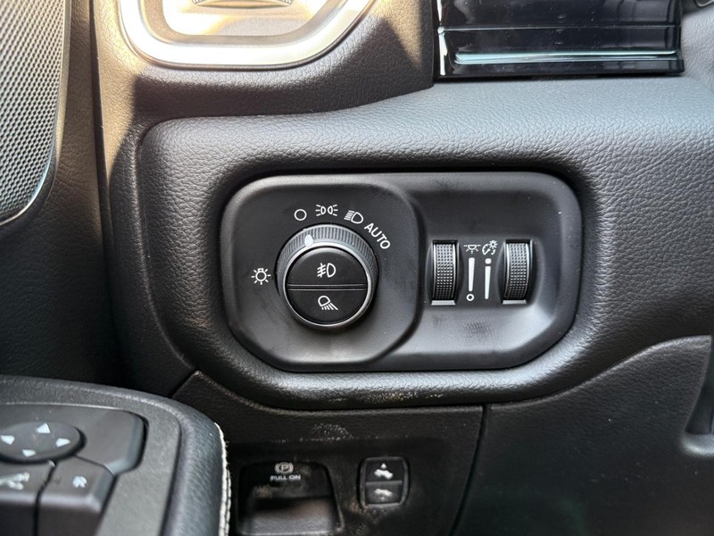 Ram 1500 Vehicle Full-screen Gallery Image 14