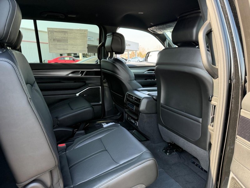 Jeep Wagoneer Vehicle Full-screen Gallery Image 6