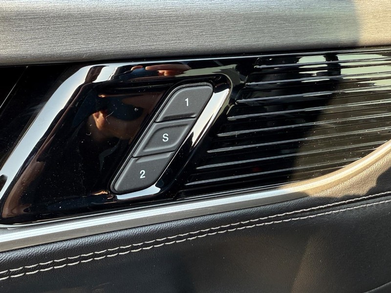 Jeep Wagoneer Vehicle Full-screen Gallery Image 11