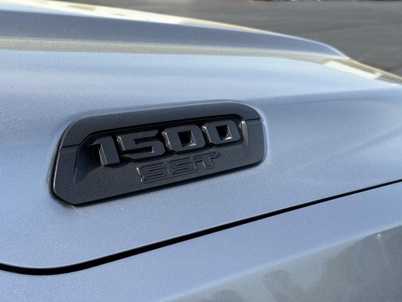 Ram 1500 Vehicle Full-screen Gallery Image 9