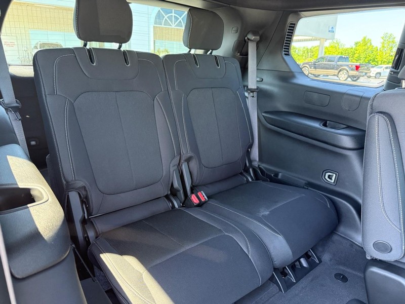 Jeep Grand Cherokee L Vehicle Full-screen Gallery Image 5