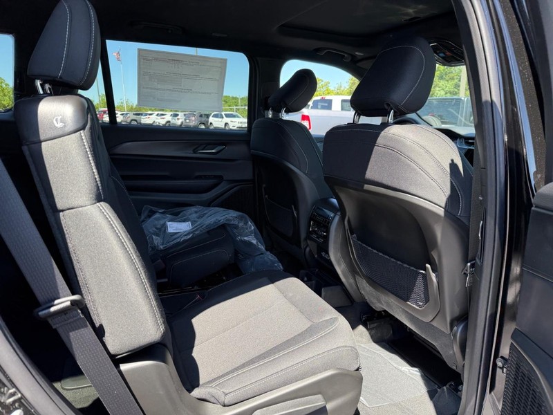 Jeep Grand Cherokee L Vehicle Full-screen Gallery Image 6