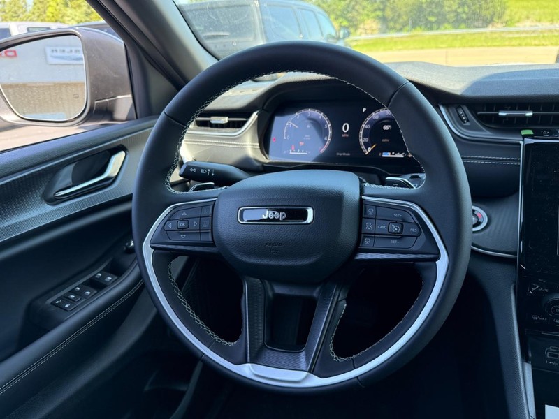 Jeep Grand Cherokee L Vehicle Full-screen Gallery Image 8