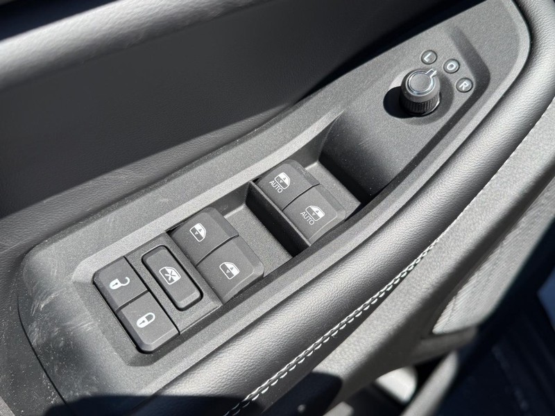 Jeep Grand Cherokee L Vehicle Full-screen Gallery Image 10