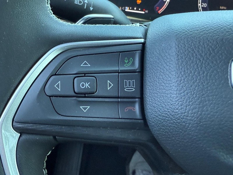 Jeep Grand Cherokee L Vehicle Full-screen Gallery Image 12