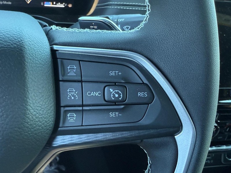 Jeep Grand Cherokee L Vehicle Full-screen Gallery Image 13