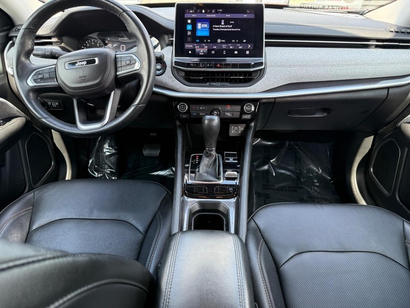 Jeep Compass Vehicle Full-screen Gallery Image 11