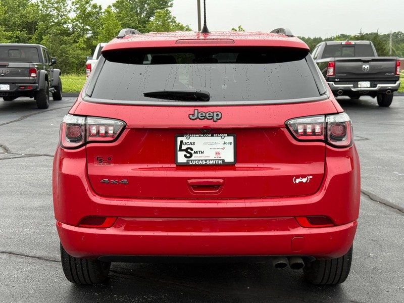 Jeep Compass Vehicle Full-screen Gallery Image 5