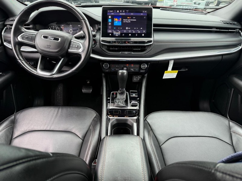 Jeep Compass Vehicle Full-screen Gallery Image 11