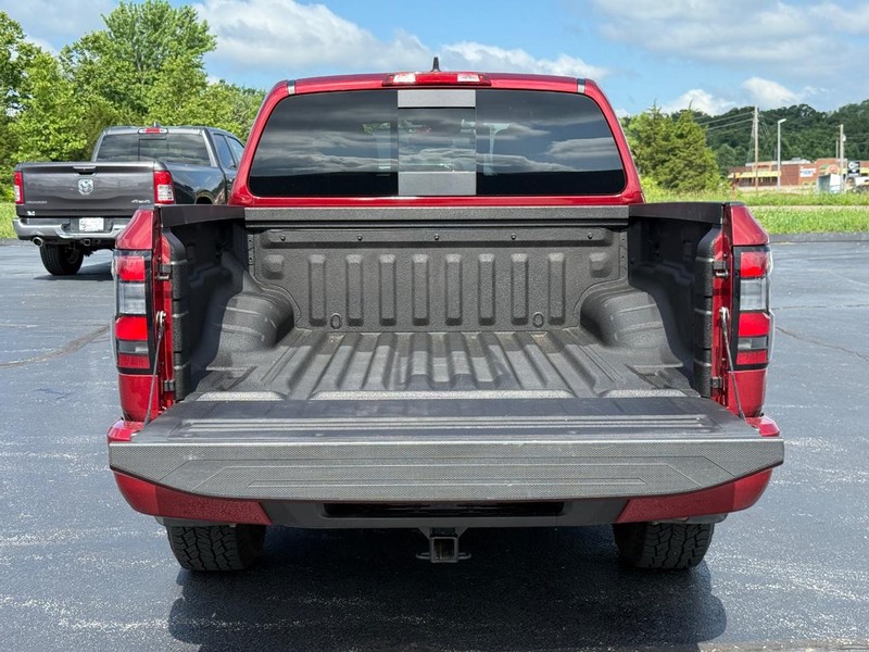 Nissan Frontier Vehicle Full-screen Gallery Image 4