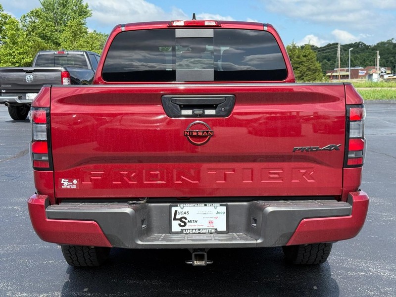 Nissan Frontier Vehicle Full-screen Gallery Image 5