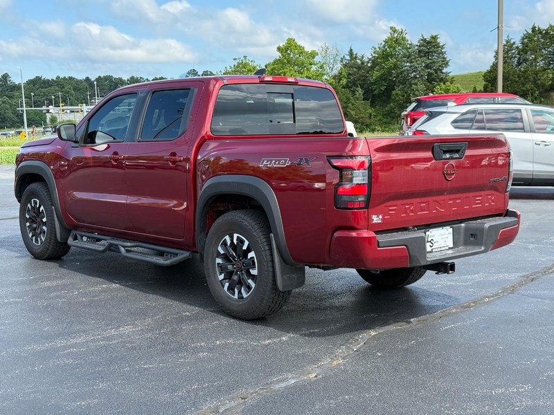 Nissan Frontier Vehicle Full-screen Gallery Image 7