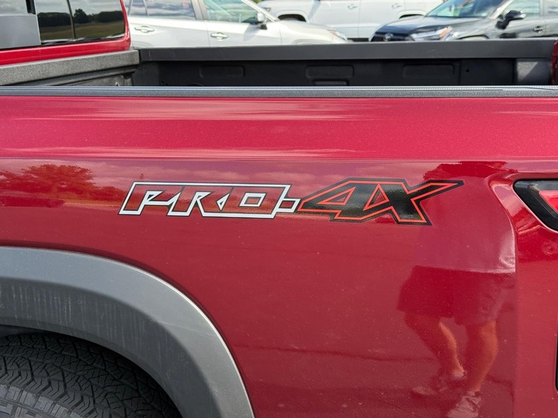 Nissan Frontier Vehicle Full-screen Gallery Image 8