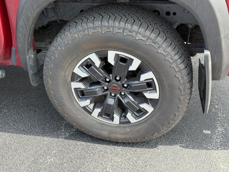 Nissan Frontier Vehicle Full-screen Gallery Image 9