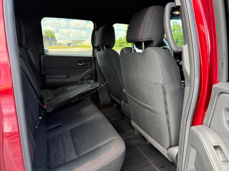 Nissan Frontier Vehicle Full-screen Gallery Image 12