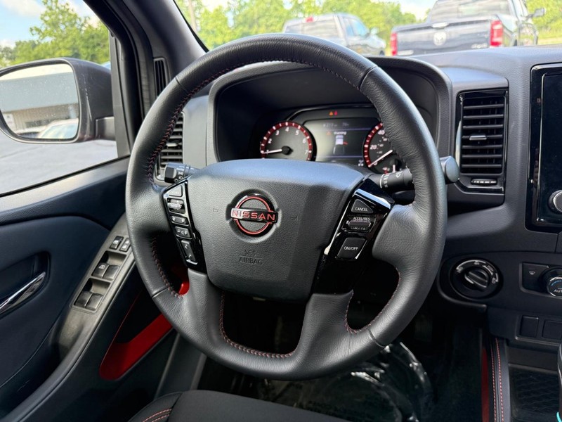 Nissan Frontier Vehicle Full-screen Gallery Image 14