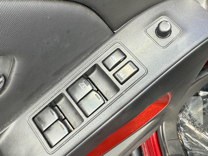 Nissan Frontier Vehicle Full-screen Gallery Image 16