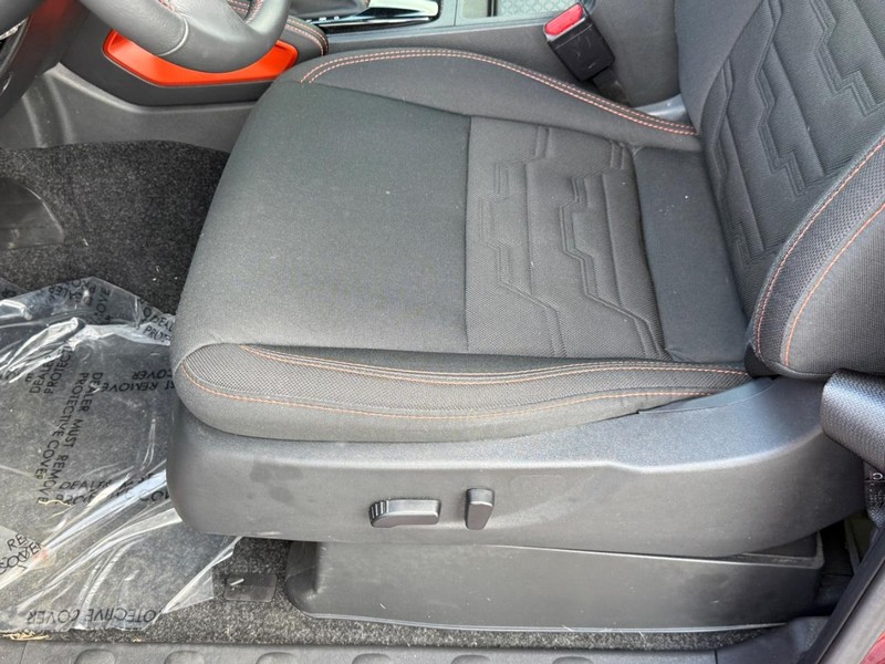 Nissan Frontier Vehicle Full-screen Gallery Image 17