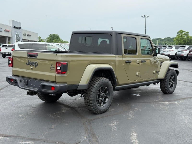 Jeep Gladiator Vehicle Full-screen Gallery Image 3