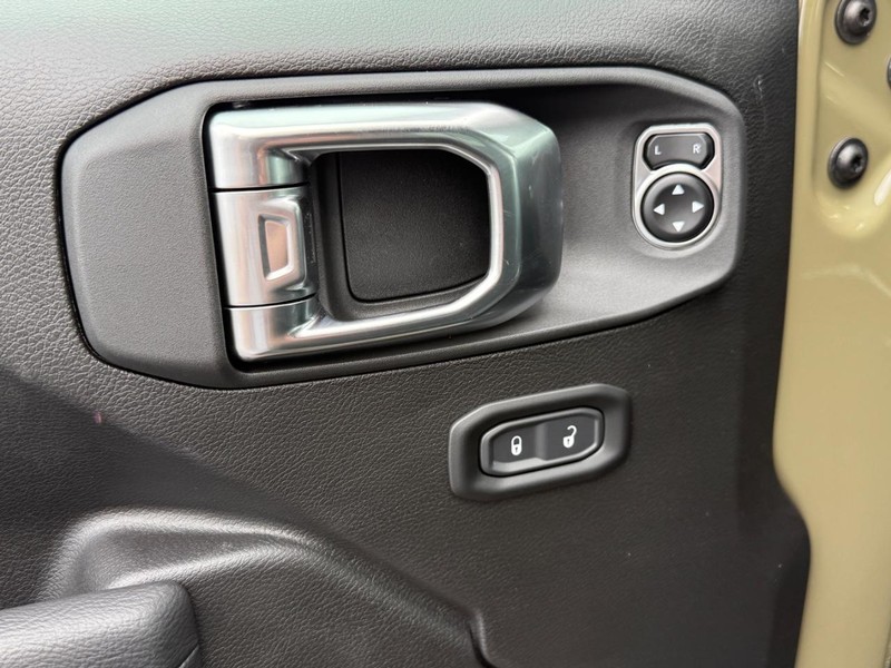 Jeep Gladiator Vehicle Full-screen Gallery Image 10
