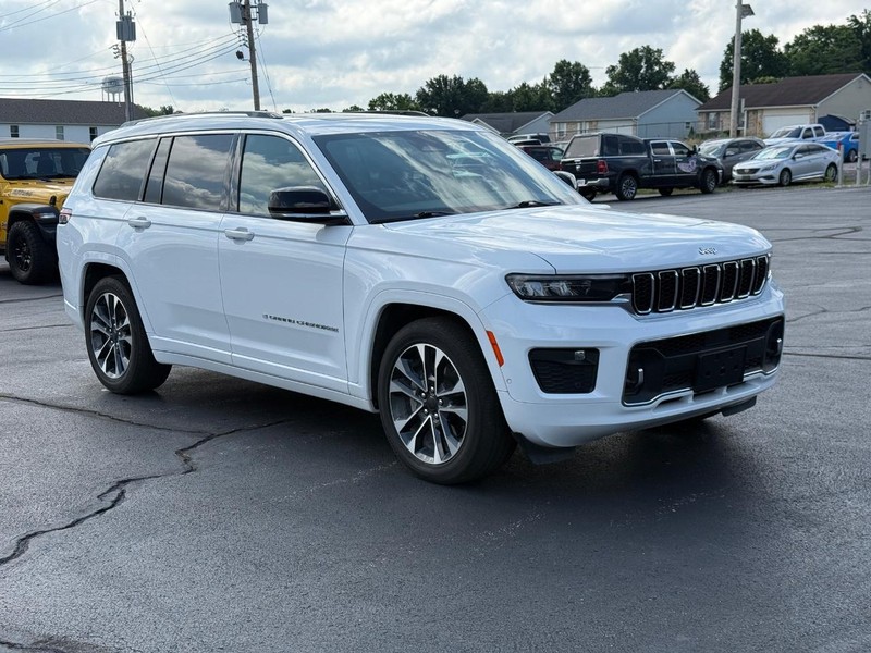 Jeep Grand Cherokee L Vehicle Full-screen Gallery Image 2