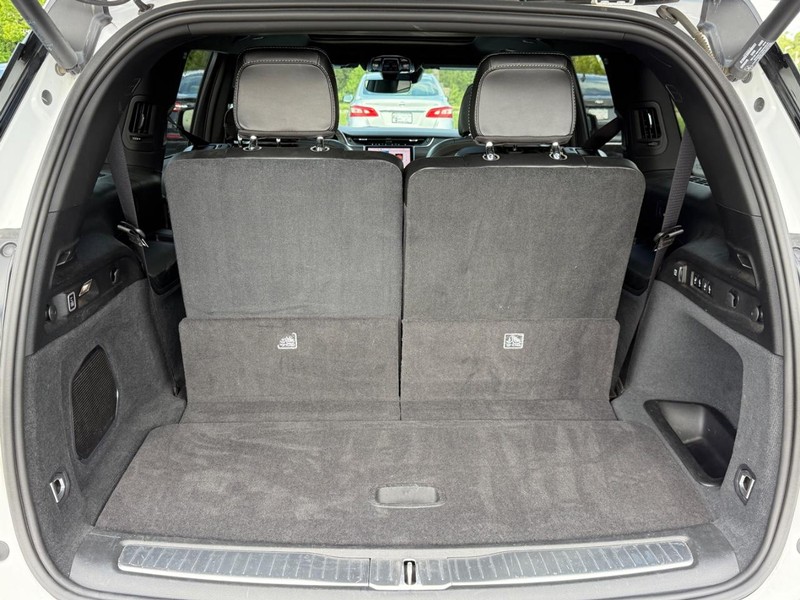 Jeep Grand Cherokee L Vehicle Full-screen Gallery Image 4