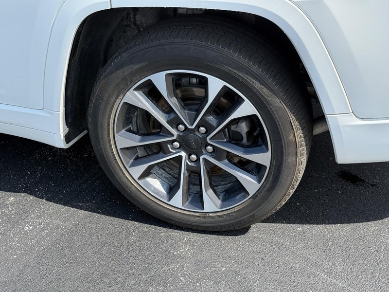 Jeep Grand Cherokee L Vehicle Full-screen Gallery Image 8