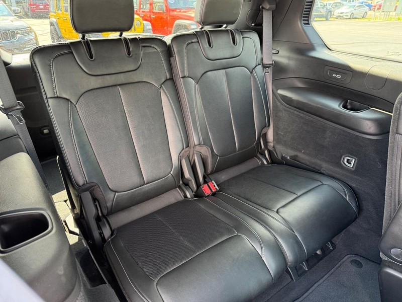 Jeep Grand Cherokee L Vehicle Full-screen Gallery Image 11