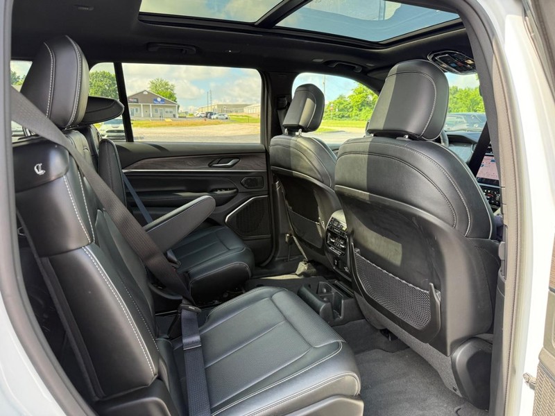 Jeep Grand Cherokee L Vehicle Full-screen Gallery Image 12
