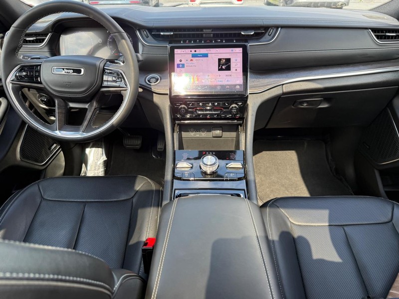 Jeep Grand Cherokee L Vehicle Full-screen Gallery Image 13