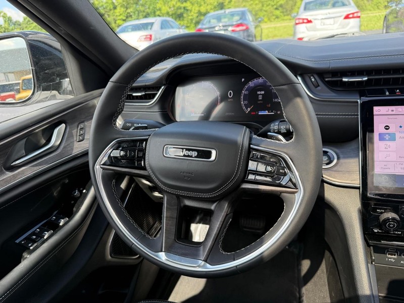 Jeep Grand Cherokee L Vehicle Full-screen Gallery Image 14