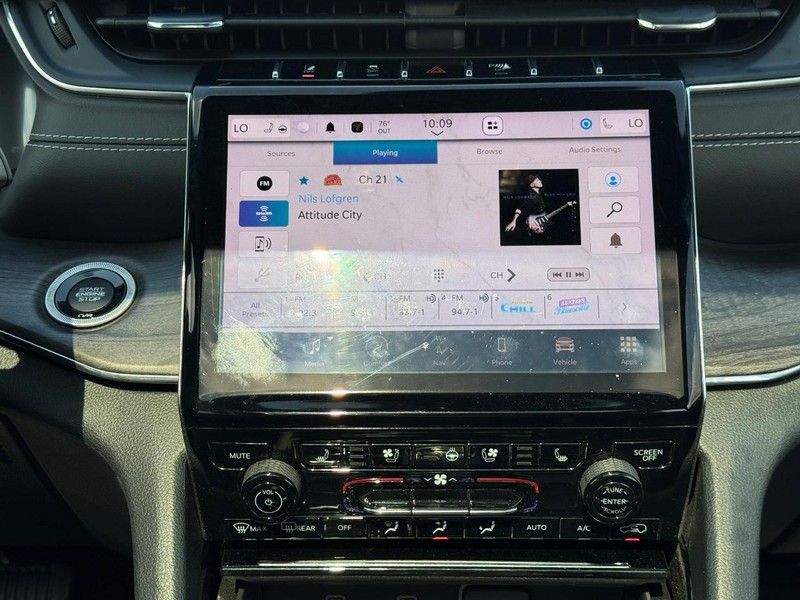 Jeep Grand Cherokee L Vehicle Full-screen Gallery Image 15