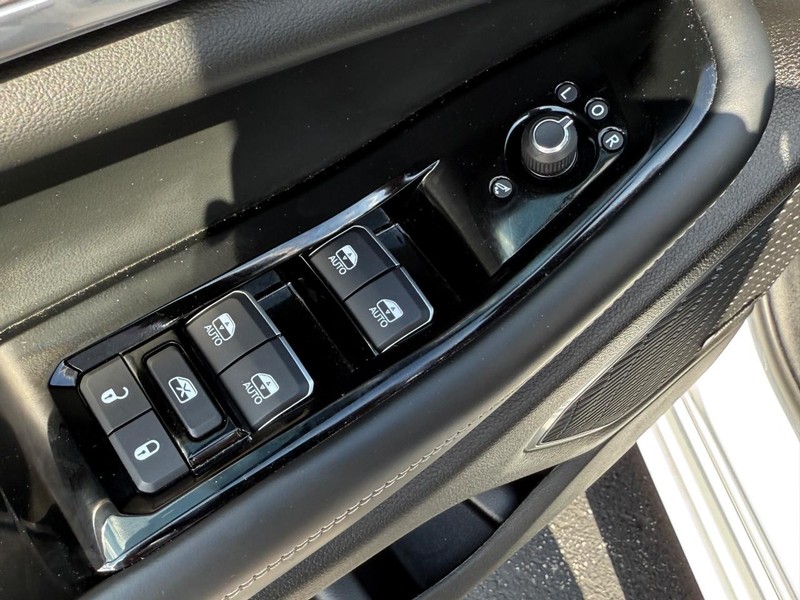 Jeep Grand Cherokee L Vehicle Full-screen Gallery Image 16