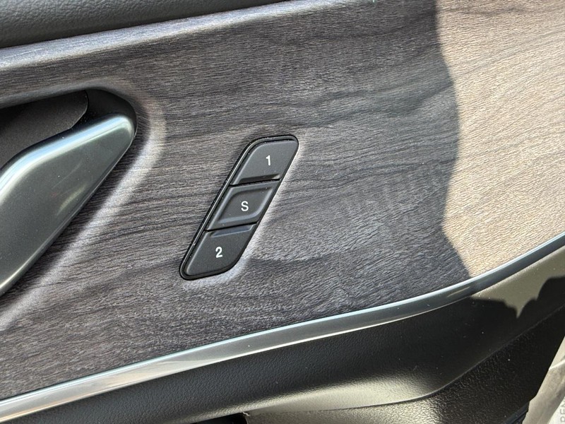 Jeep Grand Cherokee L Vehicle Full-screen Gallery Image 17