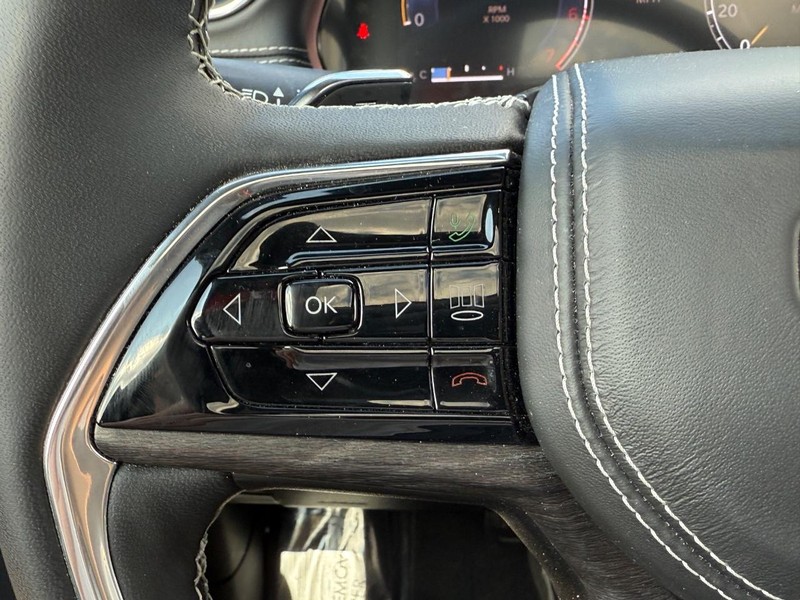 Jeep Grand Cherokee L Vehicle Full-screen Gallery Image 19