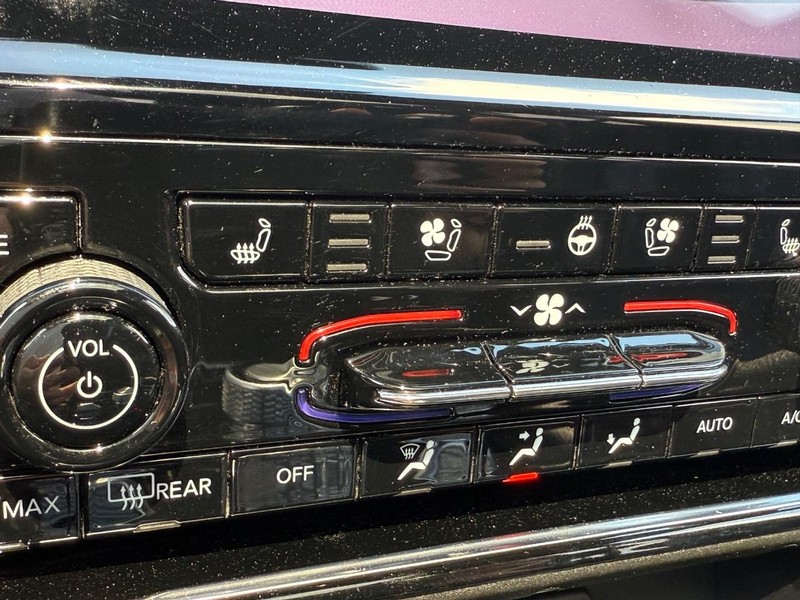 Jeep Grand Cherokee L Vehicle Full-screen Gallery Image 24