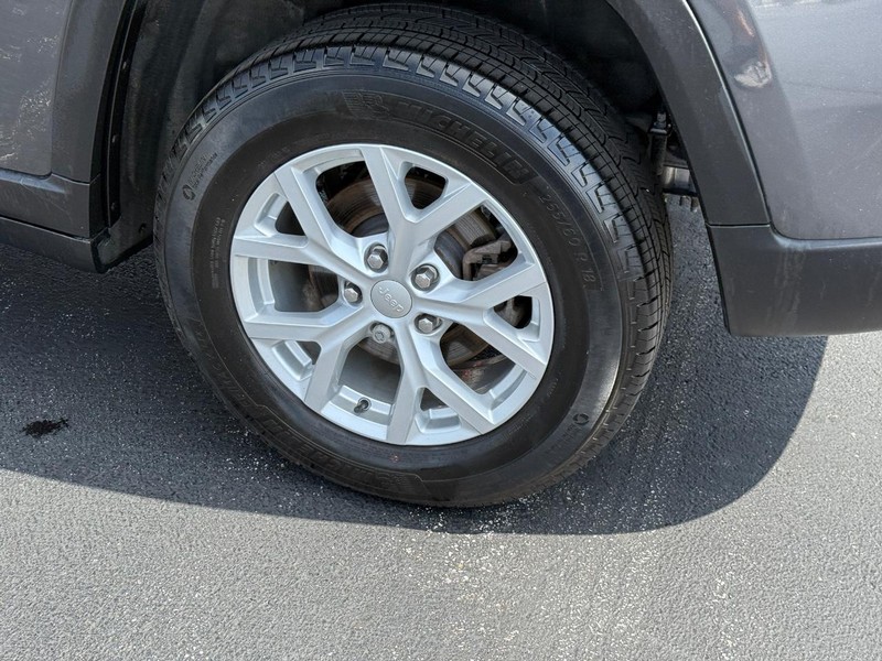 Jeep Grand Cherokee Vehicle Full-screen Gallery Image 8