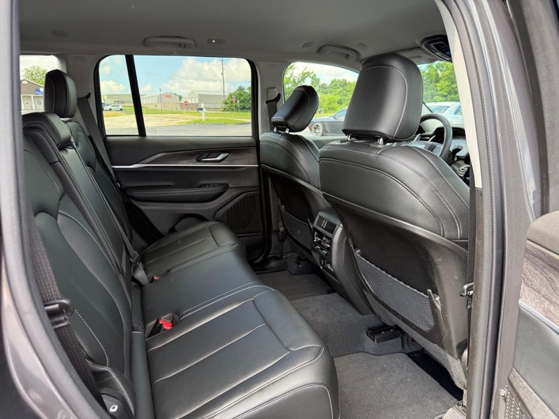Jeep Grand Cherokee Vehicle Full-screen Gallery Image 11