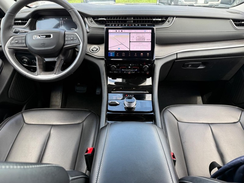 Jeep Grand Cherokee Vehicle Full-screen Gallery Image 12
