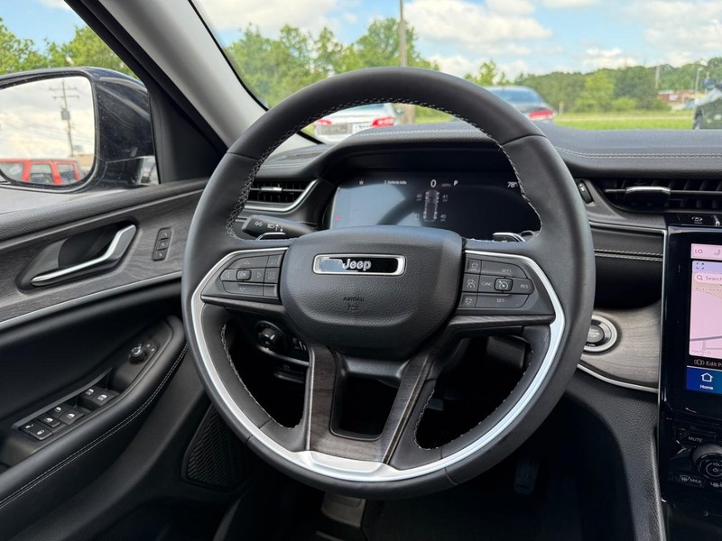 Jeep Grand Cherokee Vehicle Full-screen Gallery Image 13