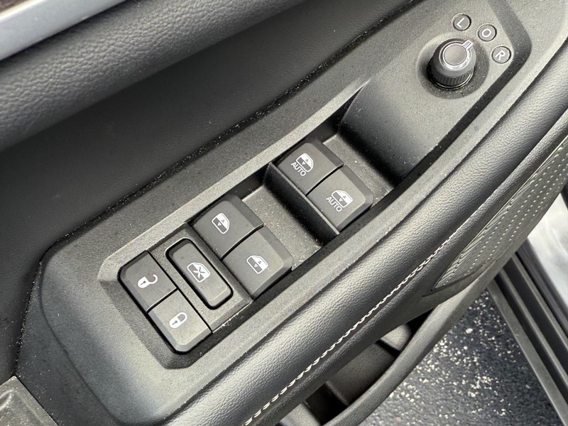 Jeep Grand Cherokee Vehicle Full-screen Gallery Image 15
