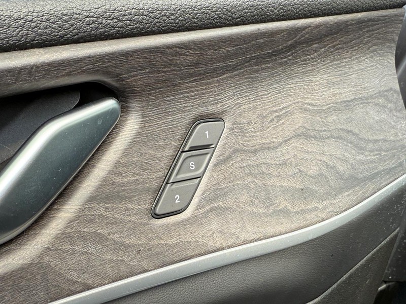Jeep Grand Cherokee Vehicle Full-screen Gallery Image 16