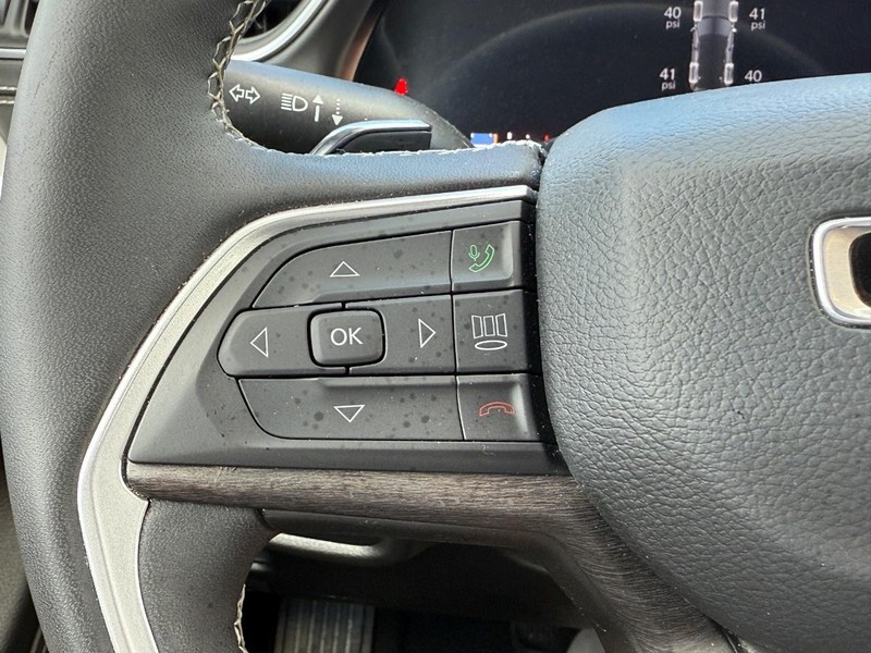 Jeep Grand Cherokee Vehicle Full-screen Gallery Image 18