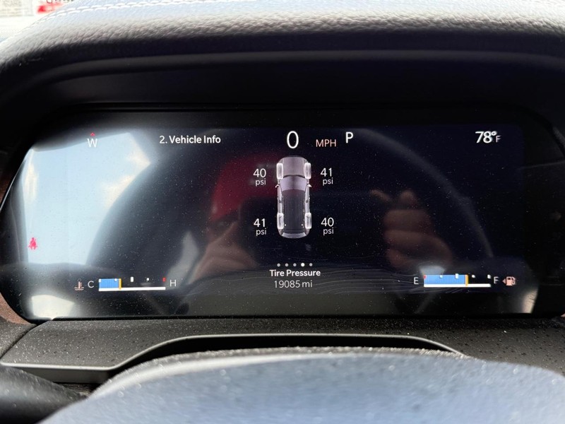 Jeep Grand Cherokee Vehicle Full-screen Gallery Image 20