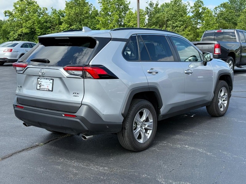 Toyota RAV4 Vehicle Full-screen Gallery Image 3